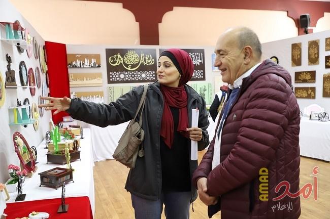 "الثقافة والفكر الحر" تفتتح معرض مشغولات فنية خشبية
