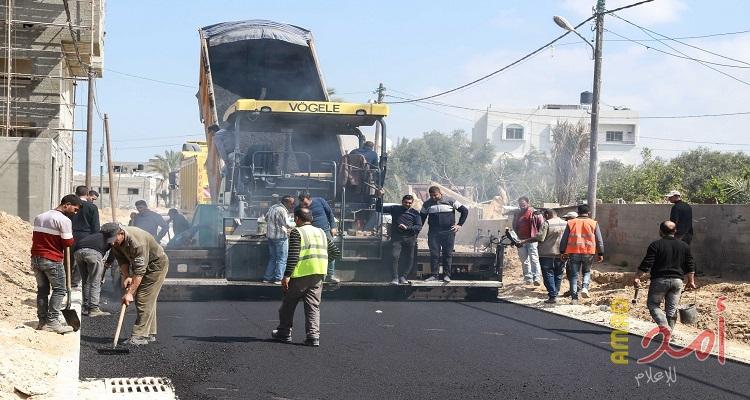 بالصور...بلدية خان يونس تنهي تعبيد شارع 125 في السطر الغربي