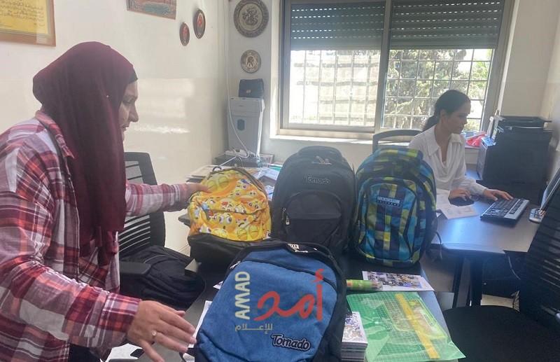 "تطوع للأمل" تسلم حقائب مدرسية في مدرستين بالقدس