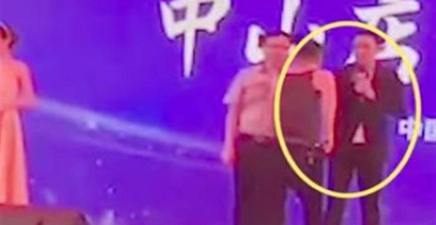 بالفيديو .. فنان صيني شهير يتعرض للطعن على خشبة المسرح