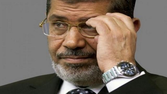 خبراء النفس يحللون: مرسي كان مغيبًا عن الواقع وما سر "زر الجاكت"