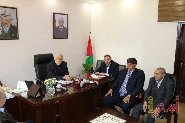 محافظ غزة يلتقي جمعية خريجي الجامعات والمعاهد الرومانية بفلسطين