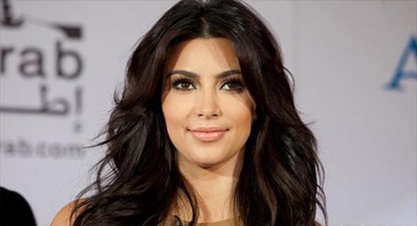 بالصور.. ما هو سر ارتداء كيم كاردشيان النظارة السوداء ليلا؟