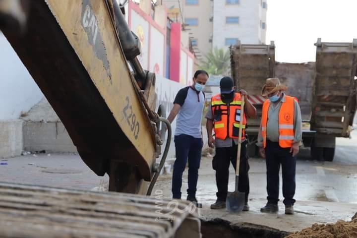 مصلحة الساحل تُزود بلديتي جباليا وبيت لاهيا بكافة المواد اللازمة لصيانة الخط الناقل لمياه الصرف