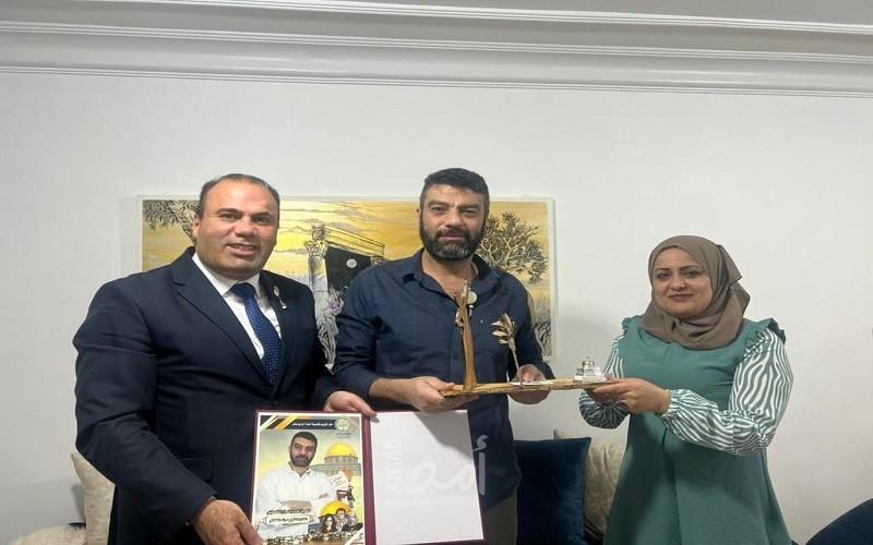 عمان: مؤسسة سيّدة الأرض تكرم الفنان والرسام الفلسطيني رائد القطناني شخصية العام الفنية