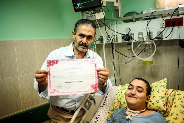 الطالب البحيصي.. تسع سنوات في "العناية المركزة" تتوج بتفوقه والرئيس يتعهد بتكاليف المرحلة الجامعية