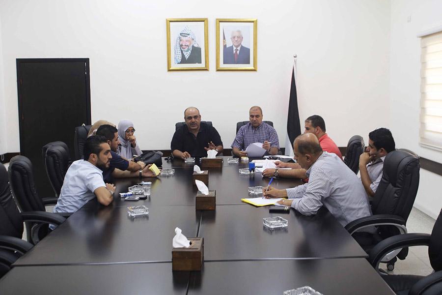 محافظ قلقيلية يلتقي نقيب الأخصائيين الاجتماعيين والنفسيين وأعضاء النقابة