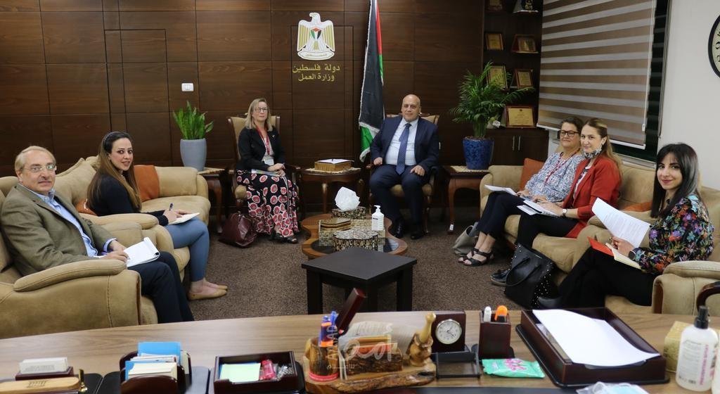 وزير العمل بحكومة رام الله يبحث مع ممثلة كندا في فلسطين سبل دعم الاستراتيجية الوطنية للتشغيل 