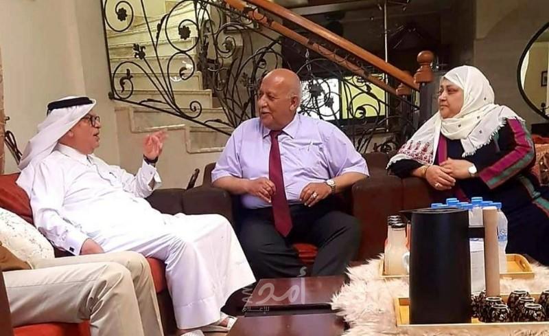 العمادي يزور منزل الأسير "محمد الحلبي" في غزة