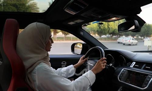 سائق يوثق اللحظات الأخيرة لفتاة قادت سيارتها بسرعة جنونية عكس الاتجاه في مصر - فيديو