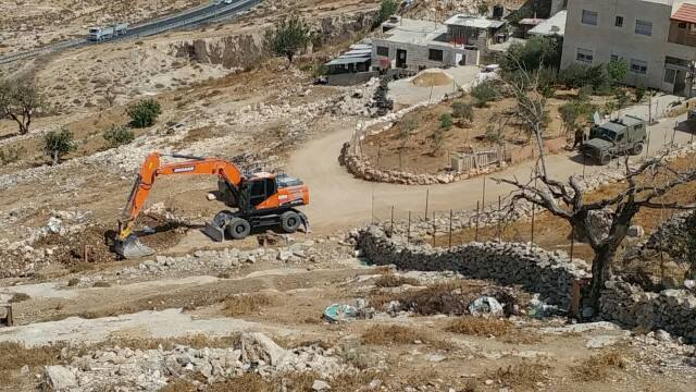 فتح "طريق العنب" الحيوية لقرى غرب رام الله