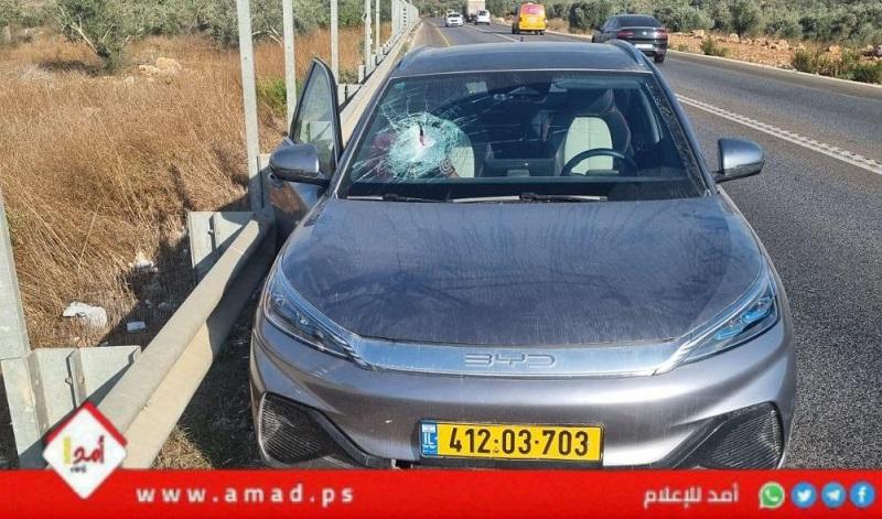 إعلام عبري: تضرر مركبة للمستوطنين رشقاً بالحجارة شرق قلقيلية