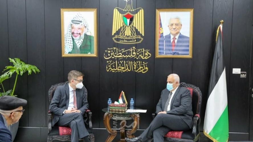 وزير الداخلية يطلع ممثل ألمانيا لدى فلسطين على آخر التطورات