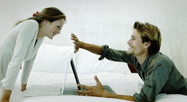 بالصور .. 8 إشارات سرية تكشف تعلّق فتاة بك