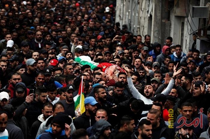 بالصور.. جماهير القدس وقلنديا يشيعان جثمان الشهيد "محمد عدوان"
