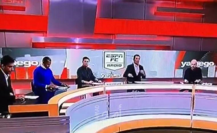 شاهد .. سقوط حائط على ضيف خلال برنامج تلفزيوني والمُذيع يستكمل الحلقة