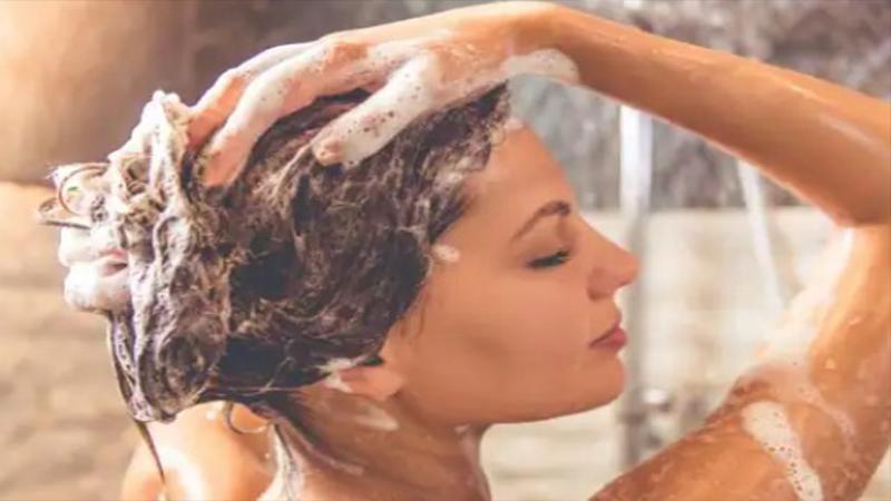 4 مكونات طبيعية لغسل الشعر بدلاً من الشامبو