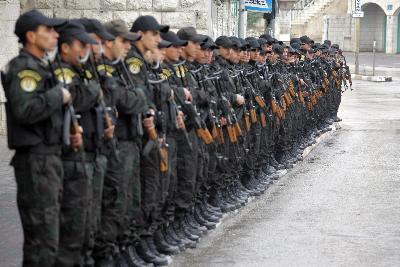 عباس يطالب قادة الأمن جدية العمل لتطبيق"سيادة القانون"