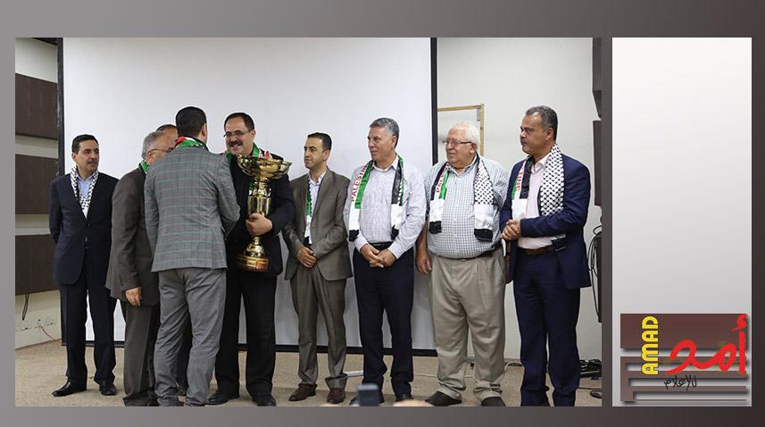 النادي الأهلي يهدي كأس بطولة فلسطين لكرة القدم للوزير صيدم