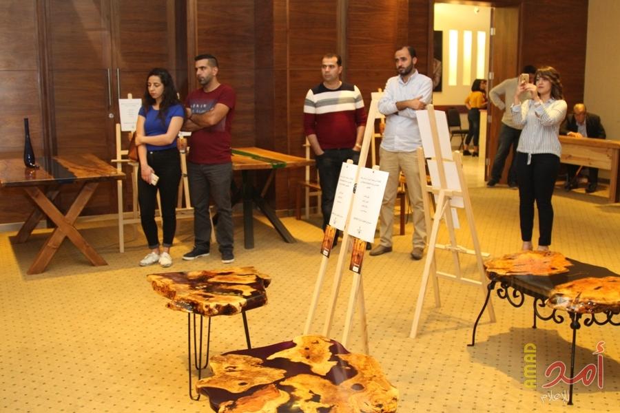 بالصور.. افتتاح معرض "أرضي" للمنحوتات الخشبية في متحف درويش برام الله