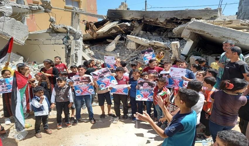 غزة: أطفال رفح يشاركون في وقفة غاضبة رفضاً لتصريحات ماتياس شمالي وتطالب برحيله