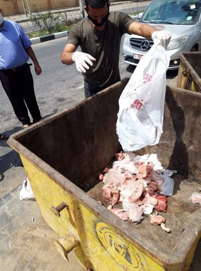إتلاف 37 كيلو لحوم دواجن غير صالحة في دير البلح وسط قطاع غزة