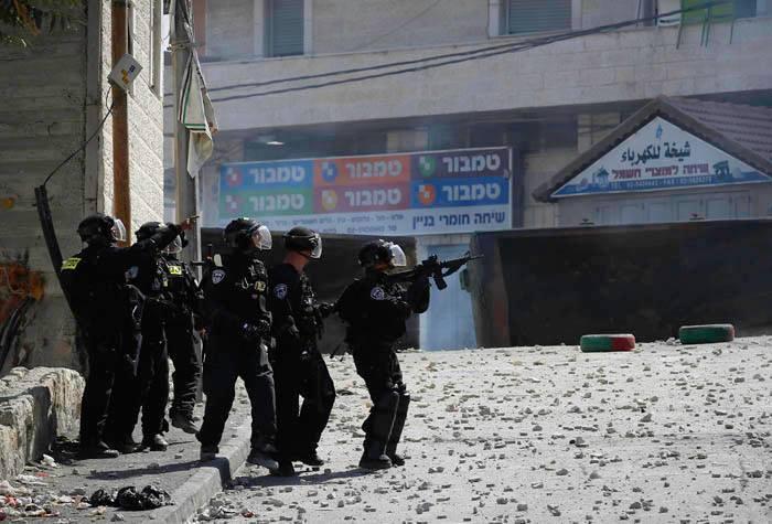 الاحتلال يقمع مسيرة طلابية ويصيب عدداً بحالات اختناق في بيت لحم