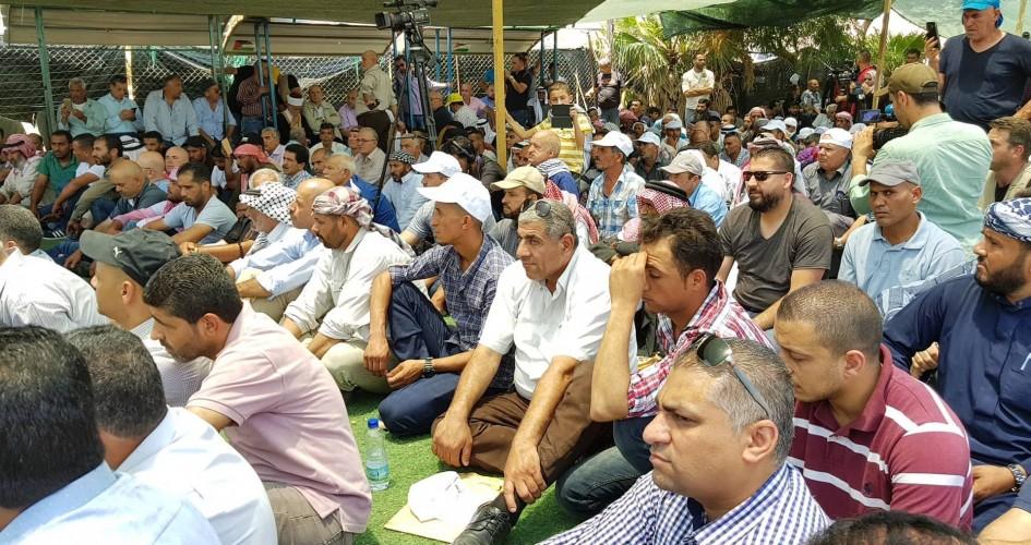 المئات يؤدون صلاة الجمعة بالخان الأحمر في مواجهة هدمه