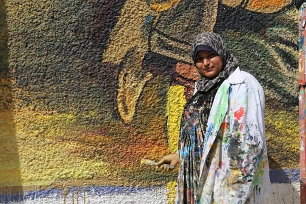 مركز غزة للثقافة والفنون ينفذ جدارية فنية بعنوان " ما تقوله الارض " على أحد جدران محافظة غزة