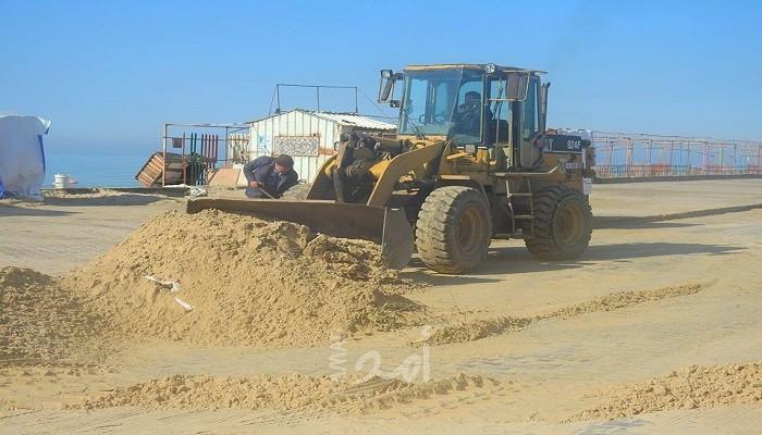 سلطة الموانئ البحرية تشرع في إزالة الرمال المتراكمة في ميناء غزة البحري