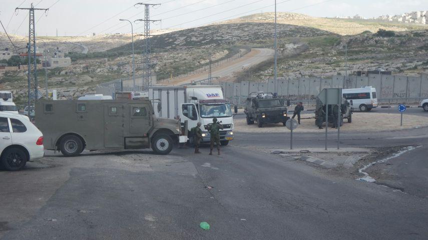 جيش الاحتلال يضع بوابة حديدية على مدخل حزما شمال القدس