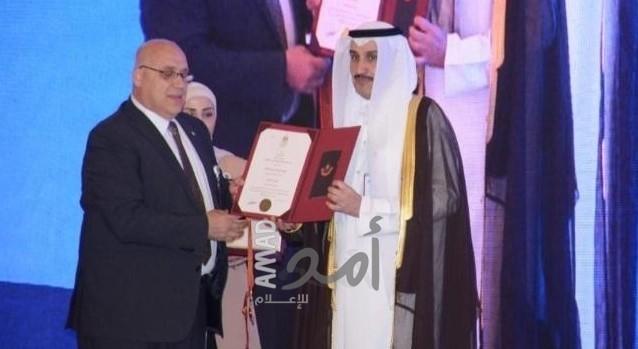 الرئيس عباس يمنح مدير عام منظمة العمل العربية وسام نجمة الاستحقاق والتميز
