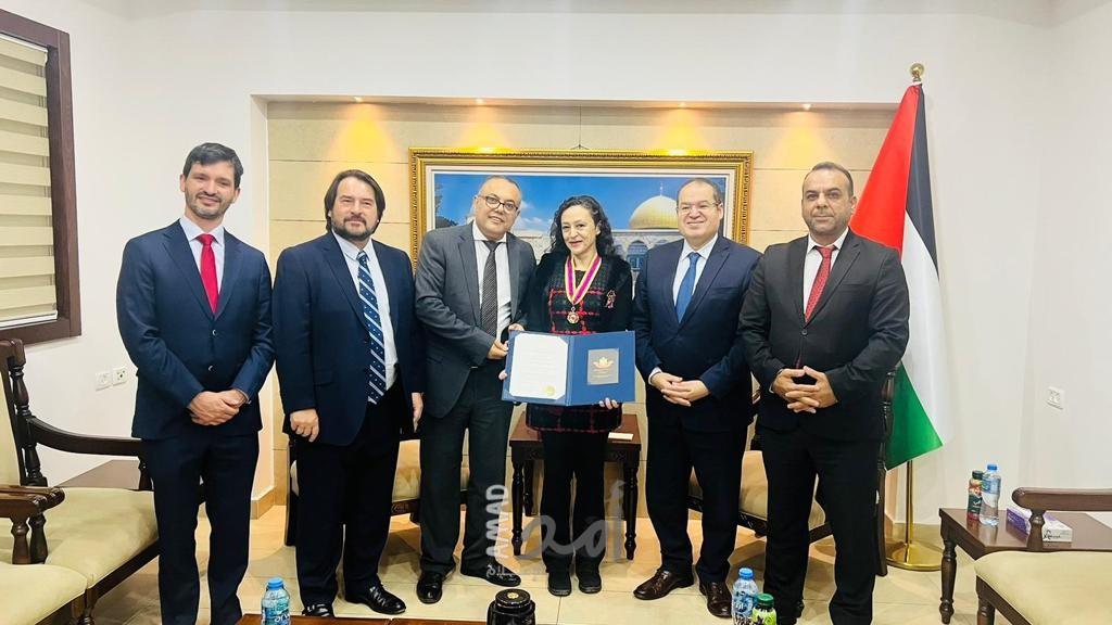 نيابة عن الرئيس عباس..الخالدي يقلد الكاتبة لينا مرواني وسام الثقافة والعلوم والفنون