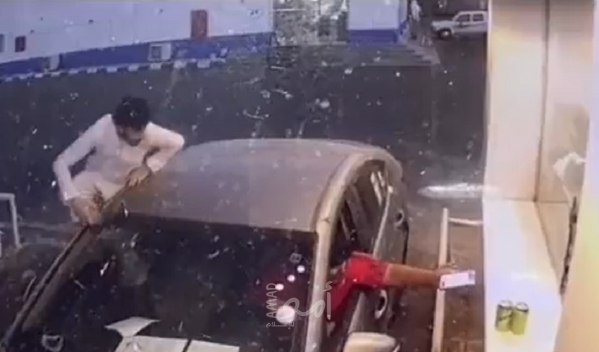 شاهد... أمير سعودي يعلق بأبيات من الشعر على فيديو لشاب يقفز على السيارة لدفع الحساب عن صديقه
