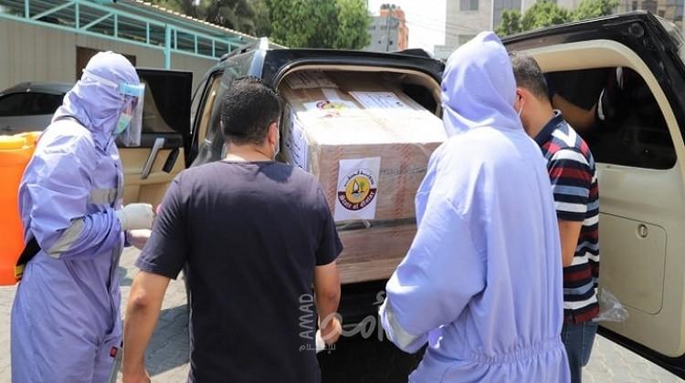اللجنة القطرية تدعم قطاع الصحة في غزة بجهاز متطور لفحص عينات 'كورونا' وآلاف المسحات