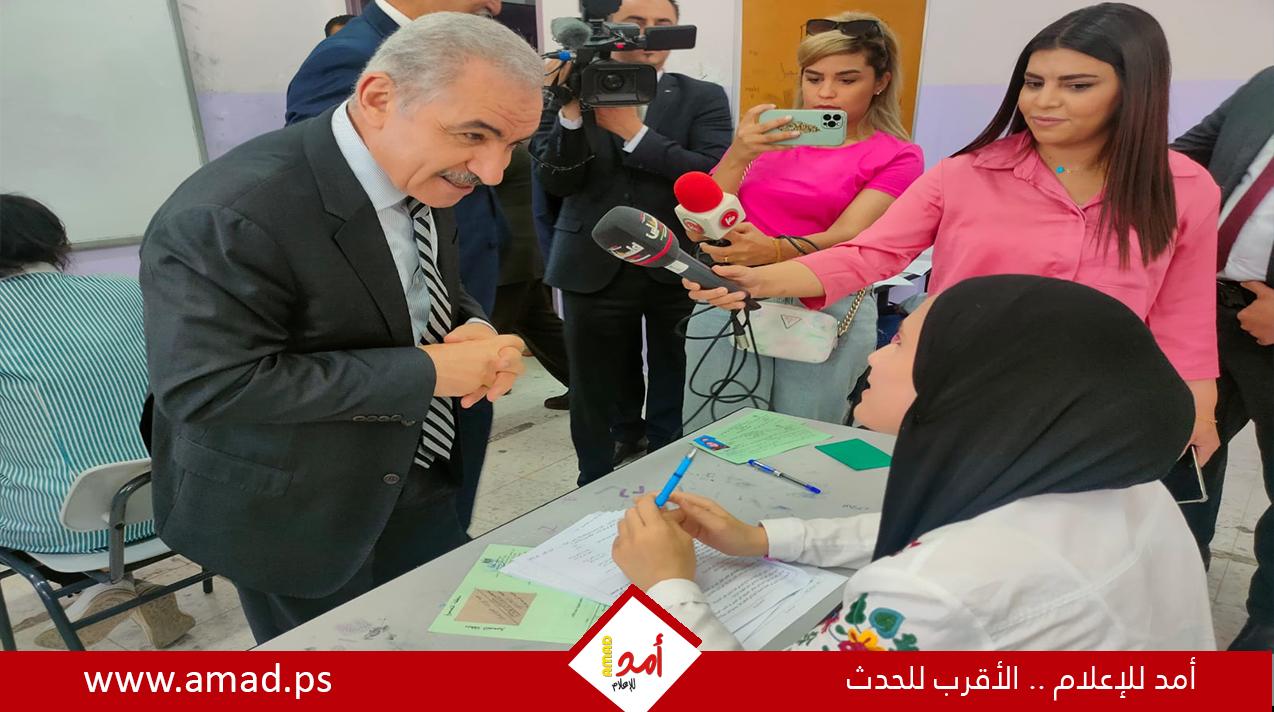 اشتية يتفقد قاعات امتحان الثانوية العامة في مدرسة كفر نعمة الصناعية
