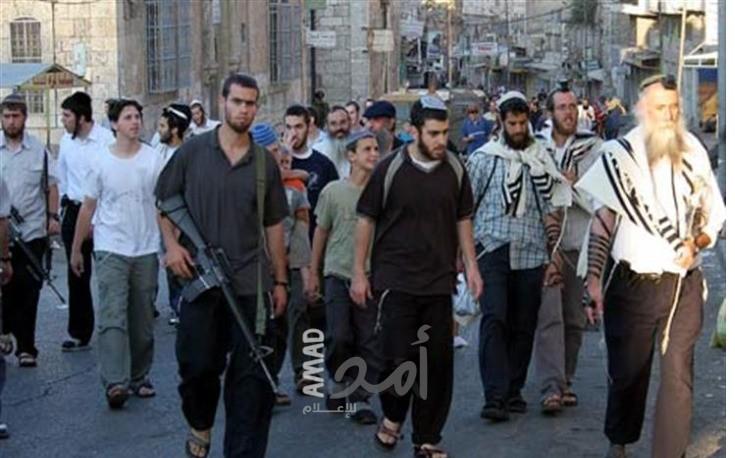 مستوطنون يعربدون في الخليل ابتهاجا باستيلائهم على أحد المباني بالبلدة القديمة