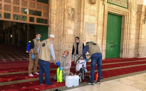 بالصور .. القدس: دائرة الأوقاف تواصل عملية تعقيم المسجد الأقصى تمهيدا لعودة المصلين