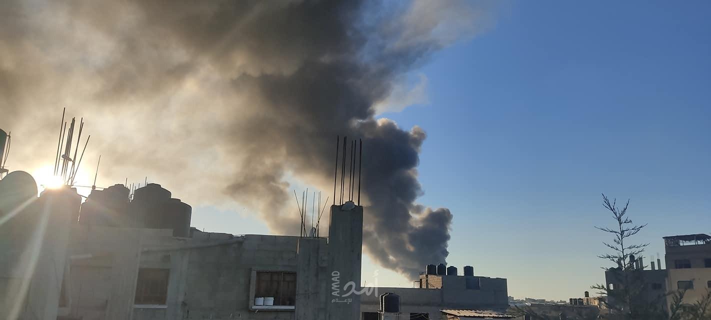 غزة: الدفاع المدني يعمل على إخماد حريق هائل اندلع في مخازن شمال غرب بيت لاهيا