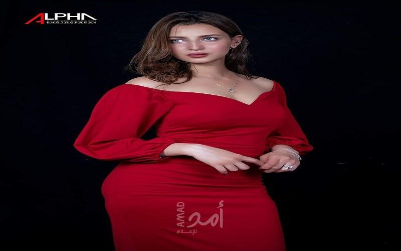 الموديل ندي حسن ترسم خطوط أناقتها باطلالتها الكلاسيكية 