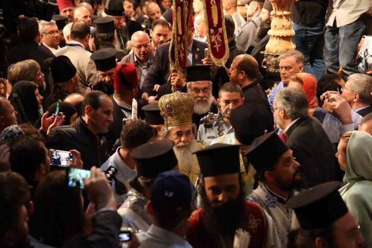 بالصور.... الاف المسيحيون يحتفلون بـ"سبت النور" في القدس المحتلة وبيت لحم وبيت جالا وبيت سحور