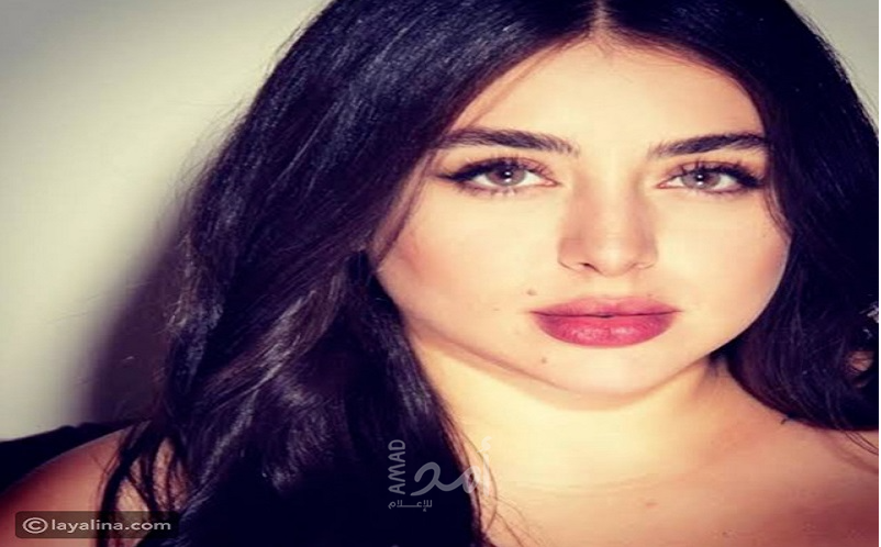 فنانة سورية تفاجئ جمهورها بصورة من طفولتها أمام البحر