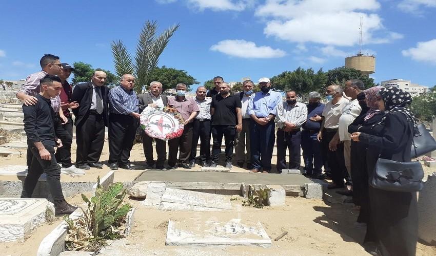 جبهة النضال الشعبي تزور ضريح عضو اللجنة المركزية في قطاع غزة