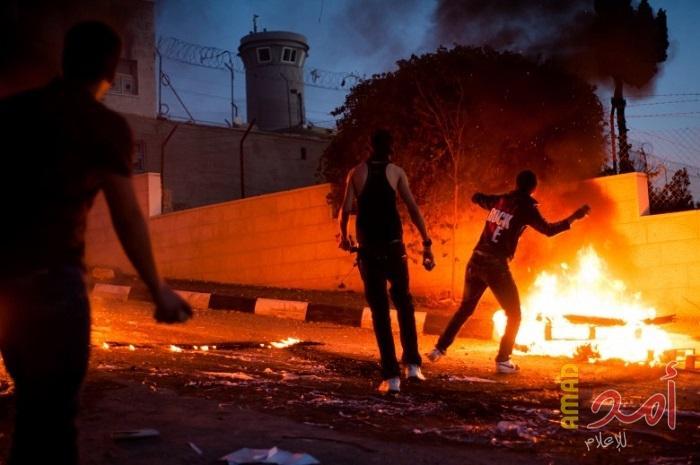 شبان يستهدفون قوات الاحتلال في قلقيلية بزجاجات حارقة