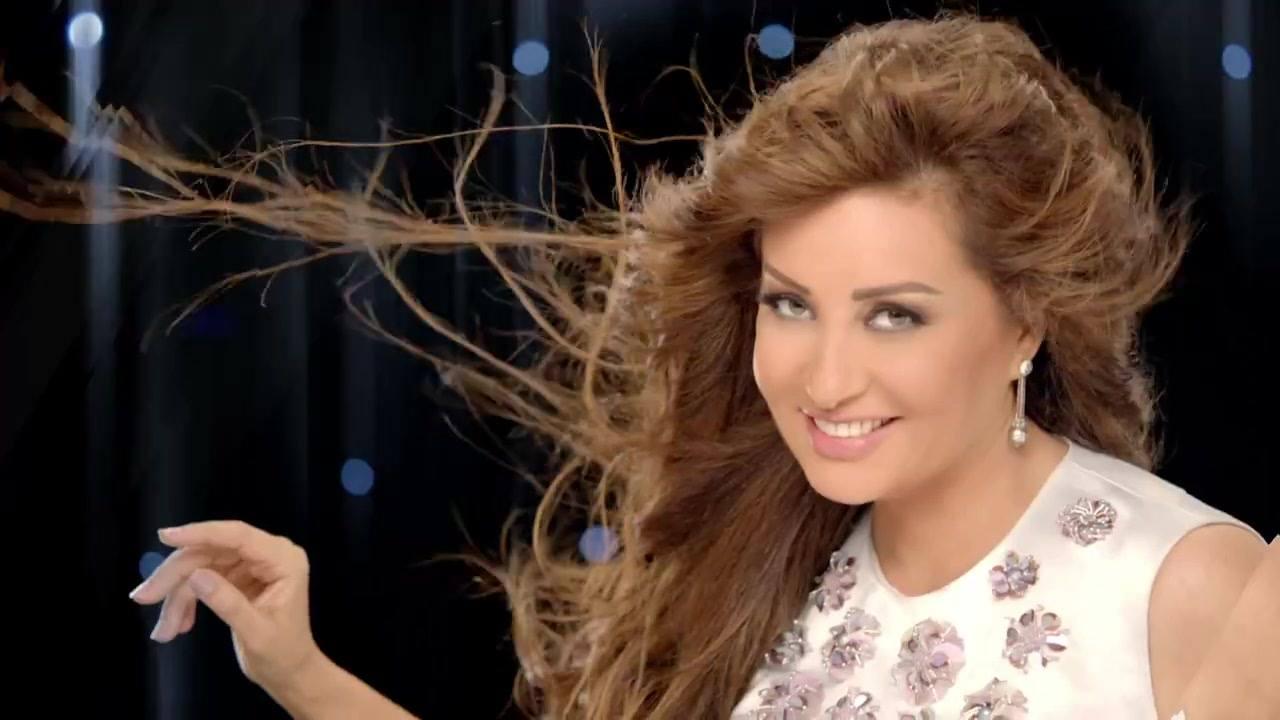 بالصور.. لطيفة تغزو شوارع القاهرة بألبوم "فريش"