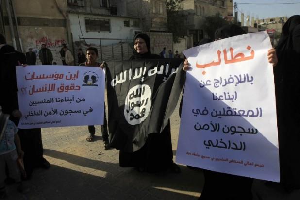 موقع عبري: حماس "تفاجئ" بالإفراج عن معتقلين من سجونها