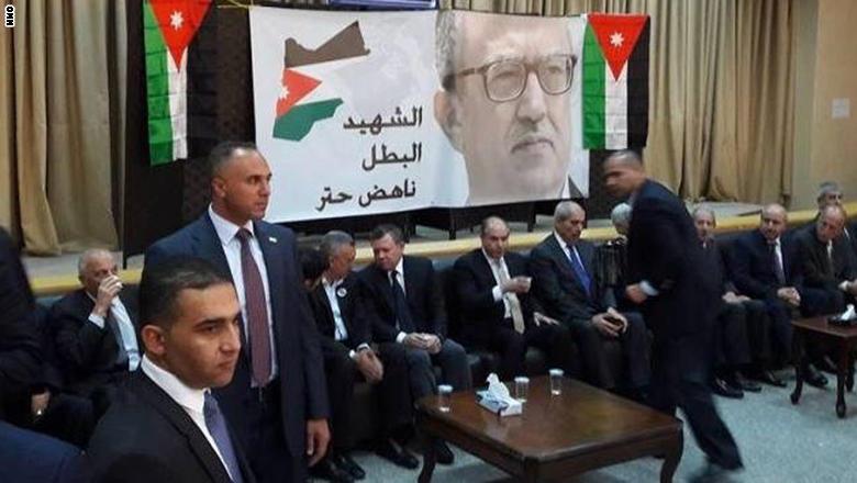 الملك الاردني عبدالله معزيا أسرة ناهض حتر مؤكدا إدانته الشديدة للجريمة الغريبة عن ثقافة الشعب الاردني