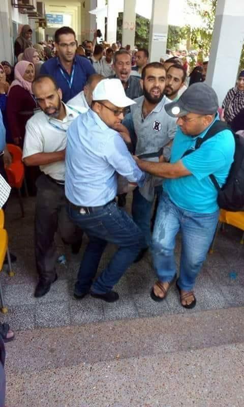 بعد تلقيه خبر فصله من العمل.. موظف يحاول حرق نفسه أمام مكتب عمليات الأونروا