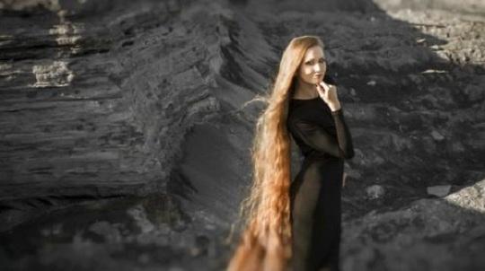 بالفيديو والصور.. حسناء روسية شعرها يكاد يلامس الأرض