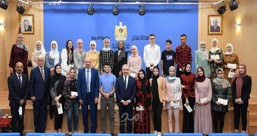 اشتية: نفخر بنوعية التعليم في فلسطين وطلبتنا يستطيعون المنافسة في جامعات العالم